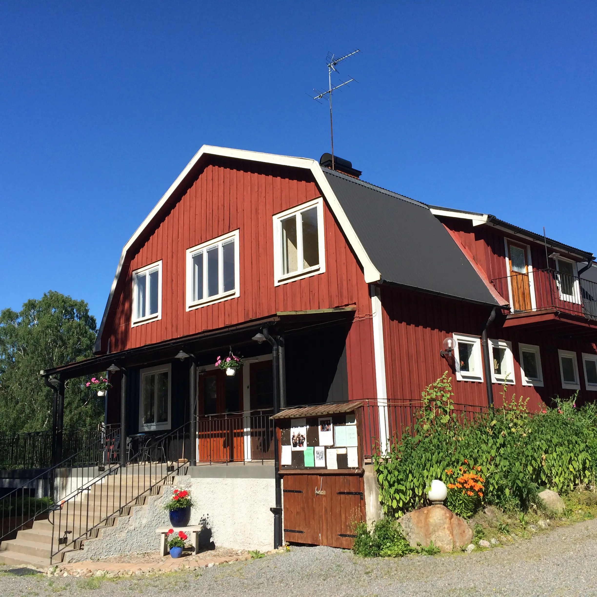 Röd stor byggnad i sommarsäsong