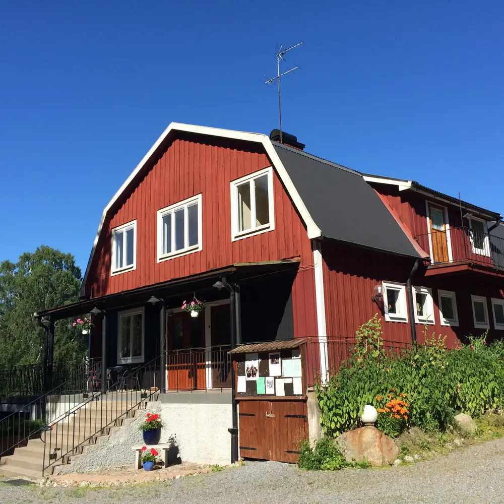 Röd stor byggnad i sommarsäsong